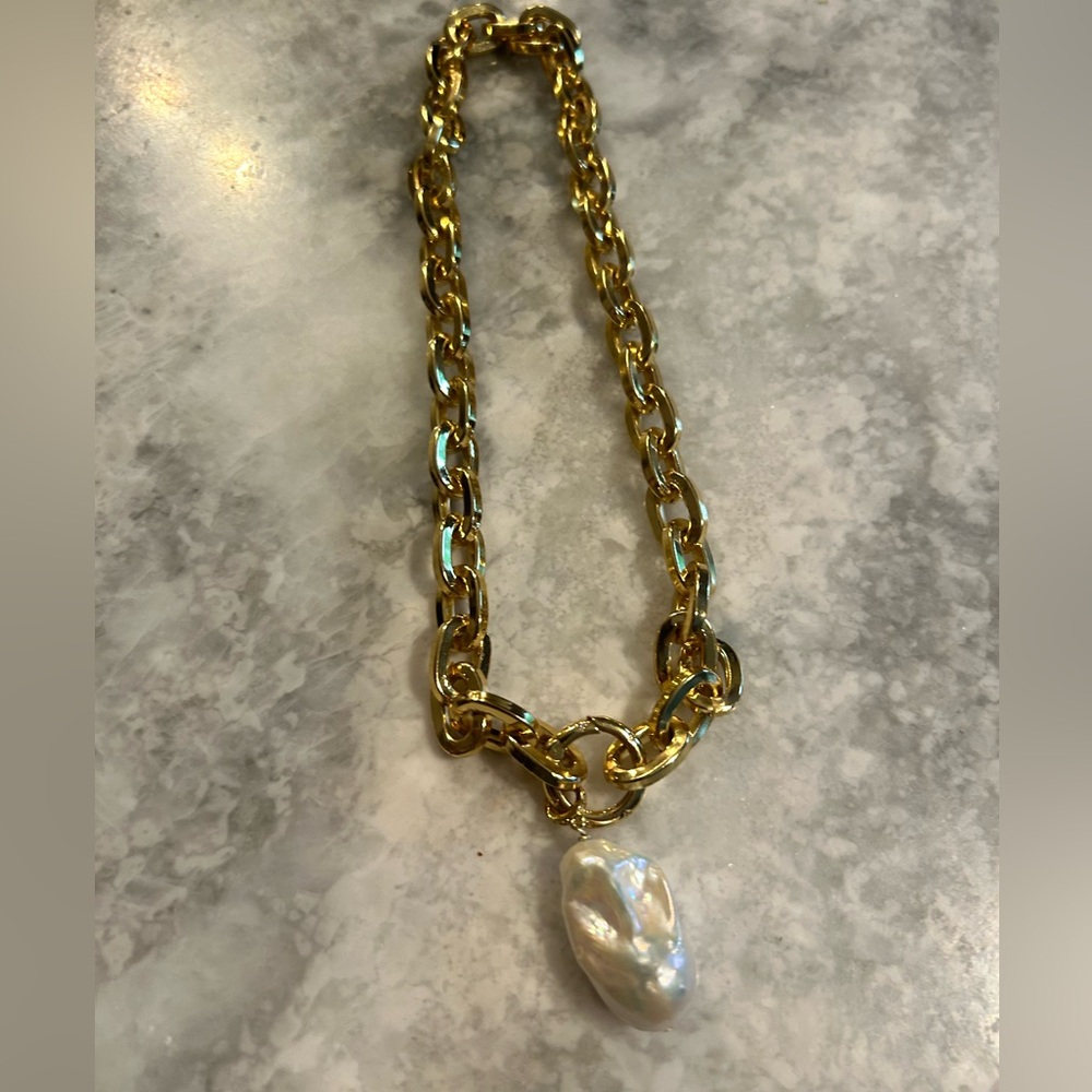Lustrous Gold Necklace with Pearl Accent - Picture 2 of 2
